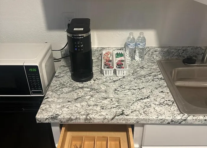 Cozy Tiny Minutes From Westgate Apartment *